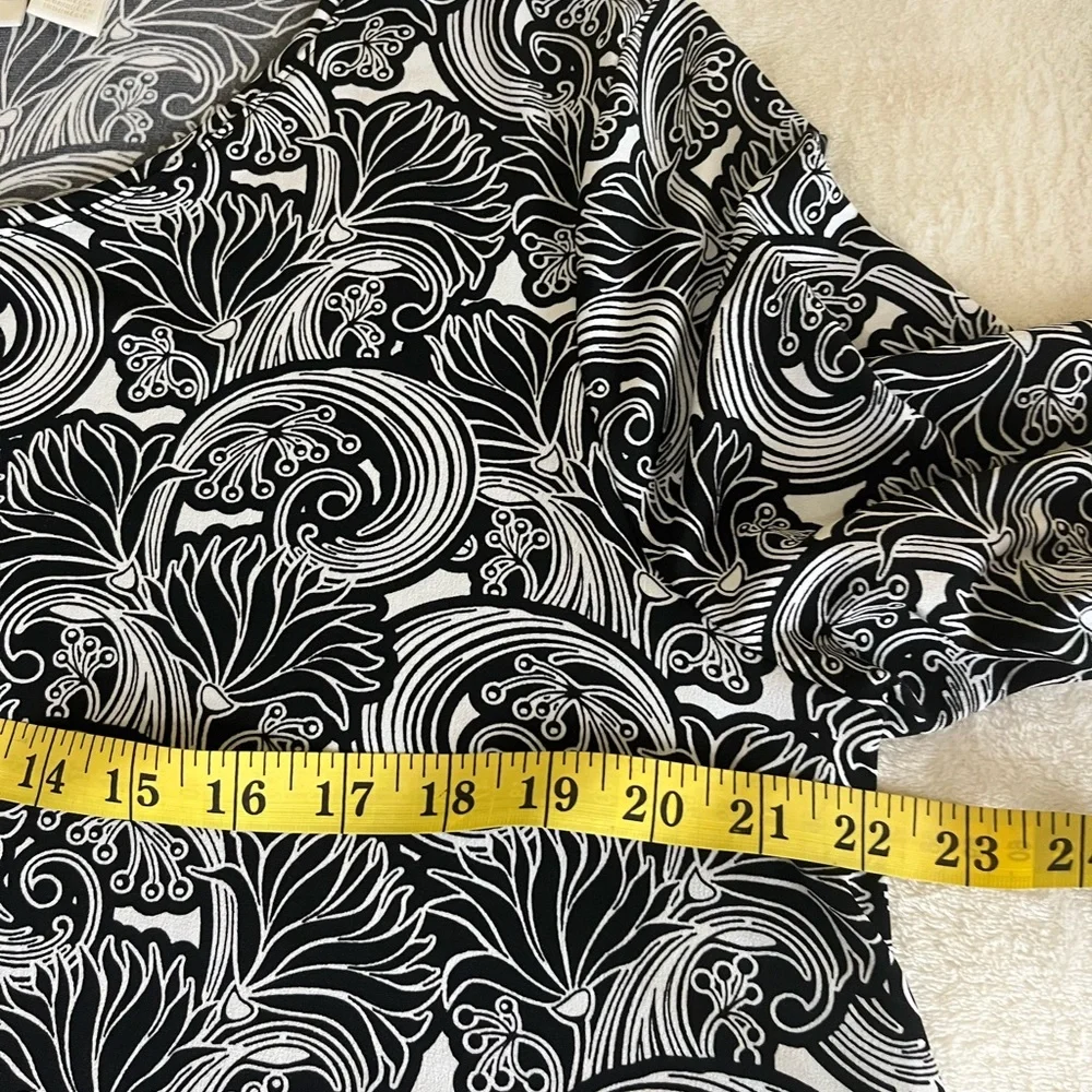 Chico’s Black and White Floral Print Short Sleeve Women’s Top Tunic Sz 2‎
